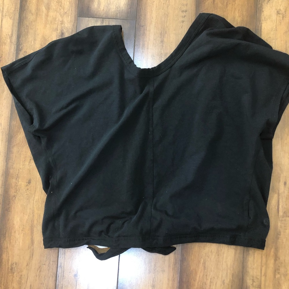 Lululemon it’s a tie tee shirt - Picture 2 of 3